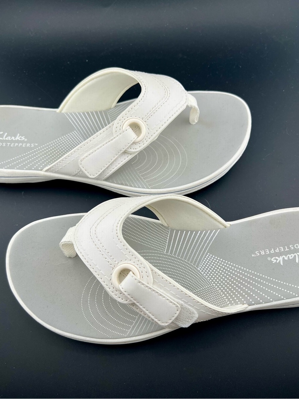 Clarks Cloudsteppers Cushion Soft Flip Flop Summer Sandals White / Gray Sz 8 EUC